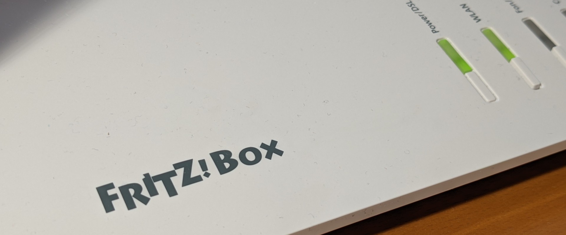 Nahaufnahme der FritzBox. Schriftzug FritzBox, Power- und WLAN-Led sichtbar