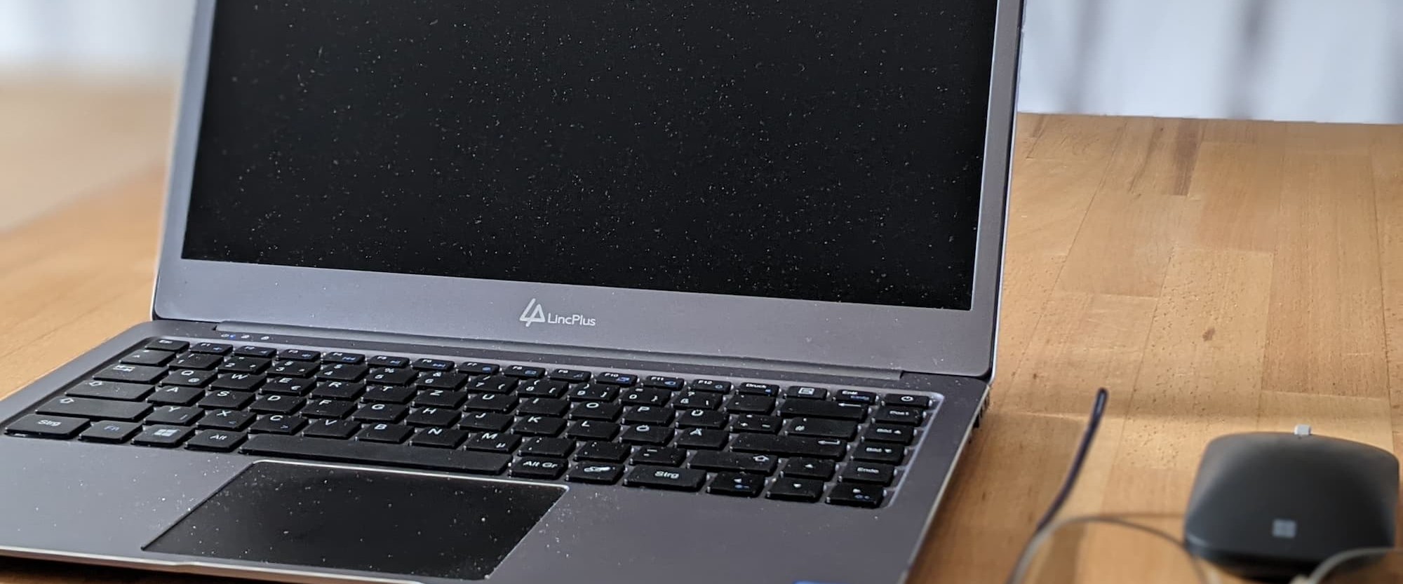 Ausgeschaltetes aber geöffnetes Notebook der Marke LincPlus